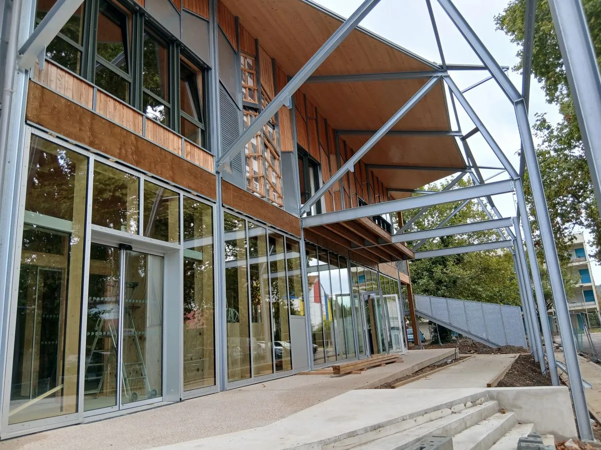 La bibliothèque Bacalan vue d'ensemble, charpente bois et bardage