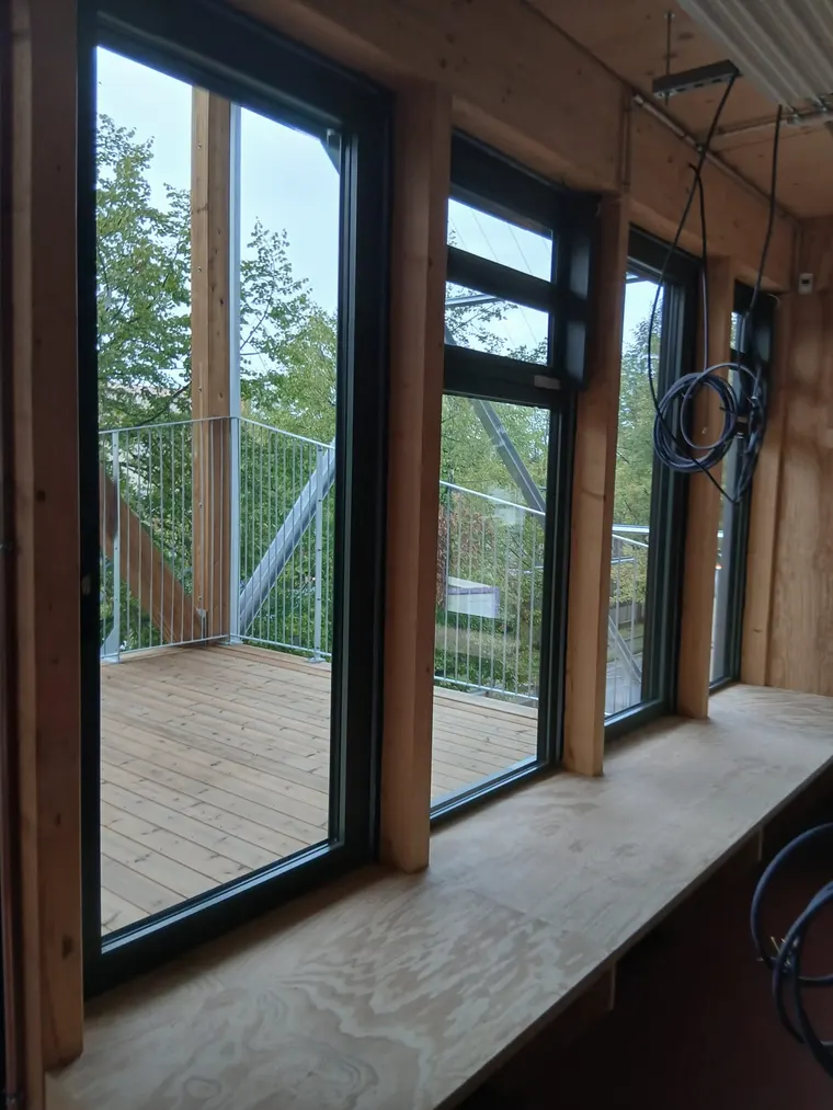 Baies vitrées et terrasse bois de la bibliothèque Bacalan
