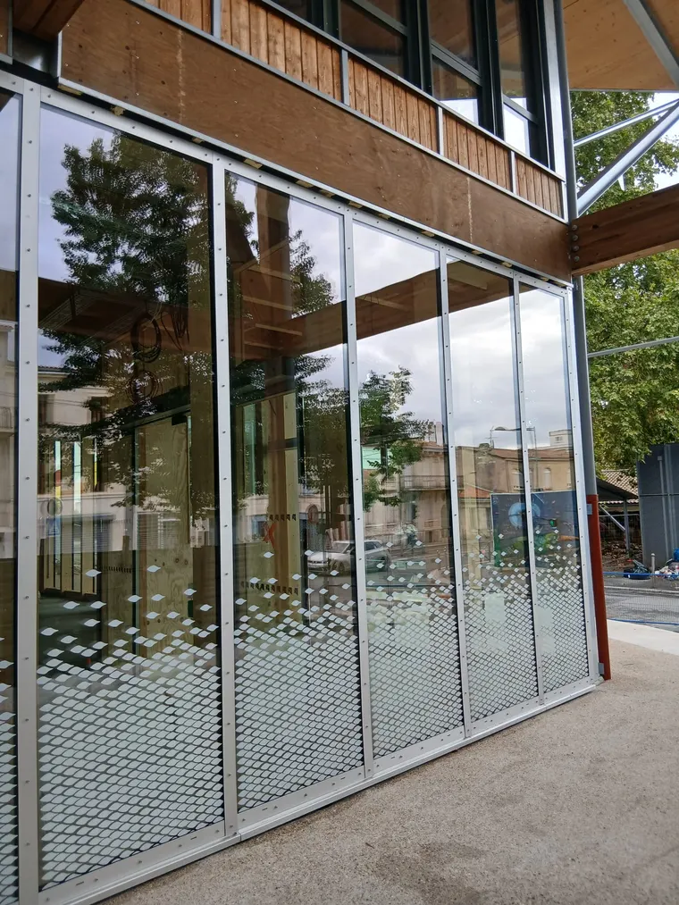 Façade vitrée de la bibliothèque Bacalan après nettoyage par ERASIC