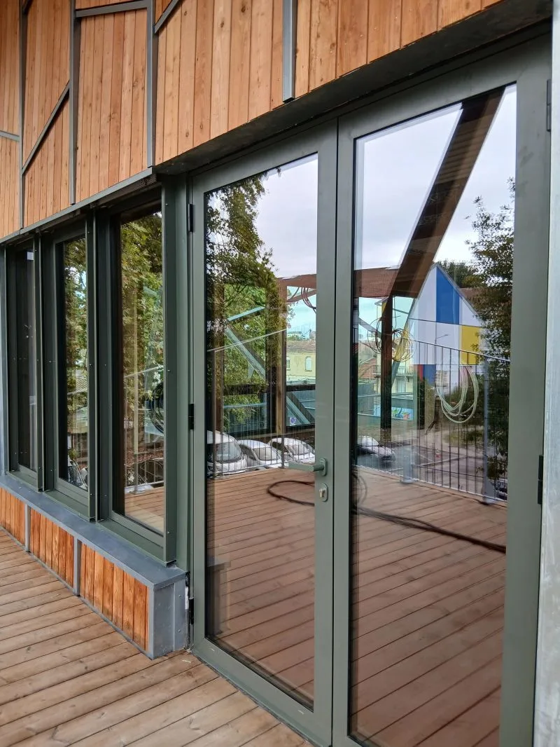 Terrasse bois et baies vitrées de la bibliothèque Bacalan