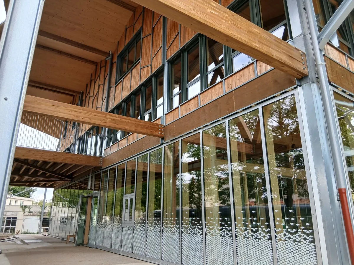 Verrière et façade vitrée de la bibliothèque Bacalan