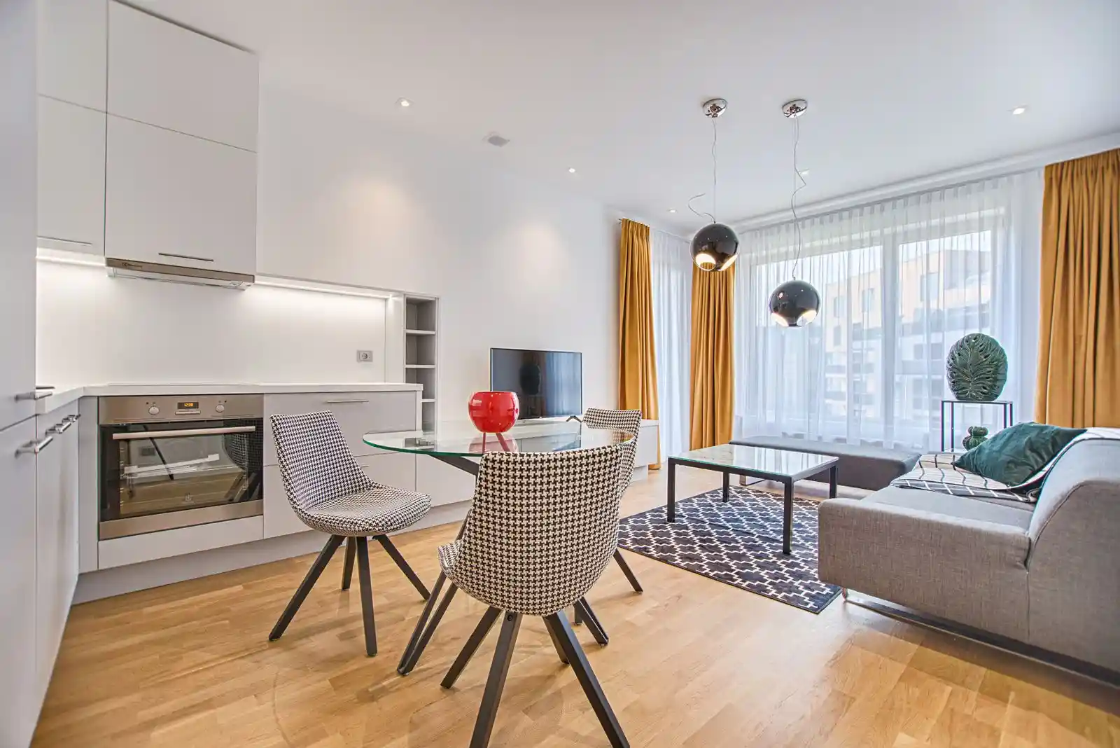 Intérieur aménagé avec des pièces choisies et un agencement sur mesure