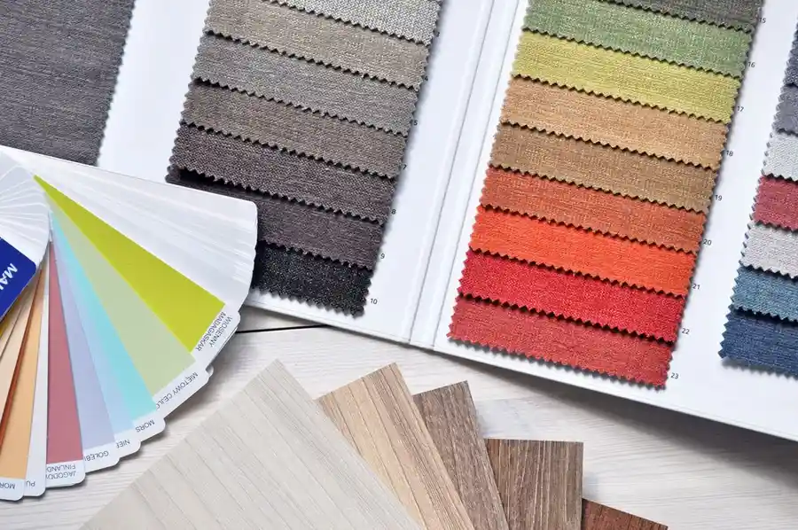 Nuancier de couleurs et échantillons de matières pour un projet d'aménagement intérieur