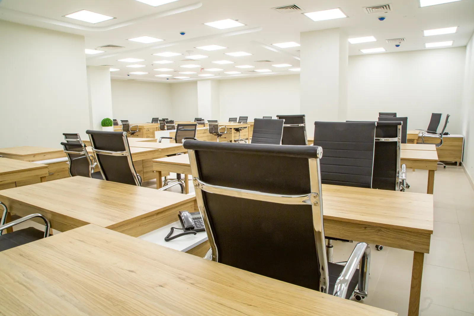 Open space de bureaux propre et rangé