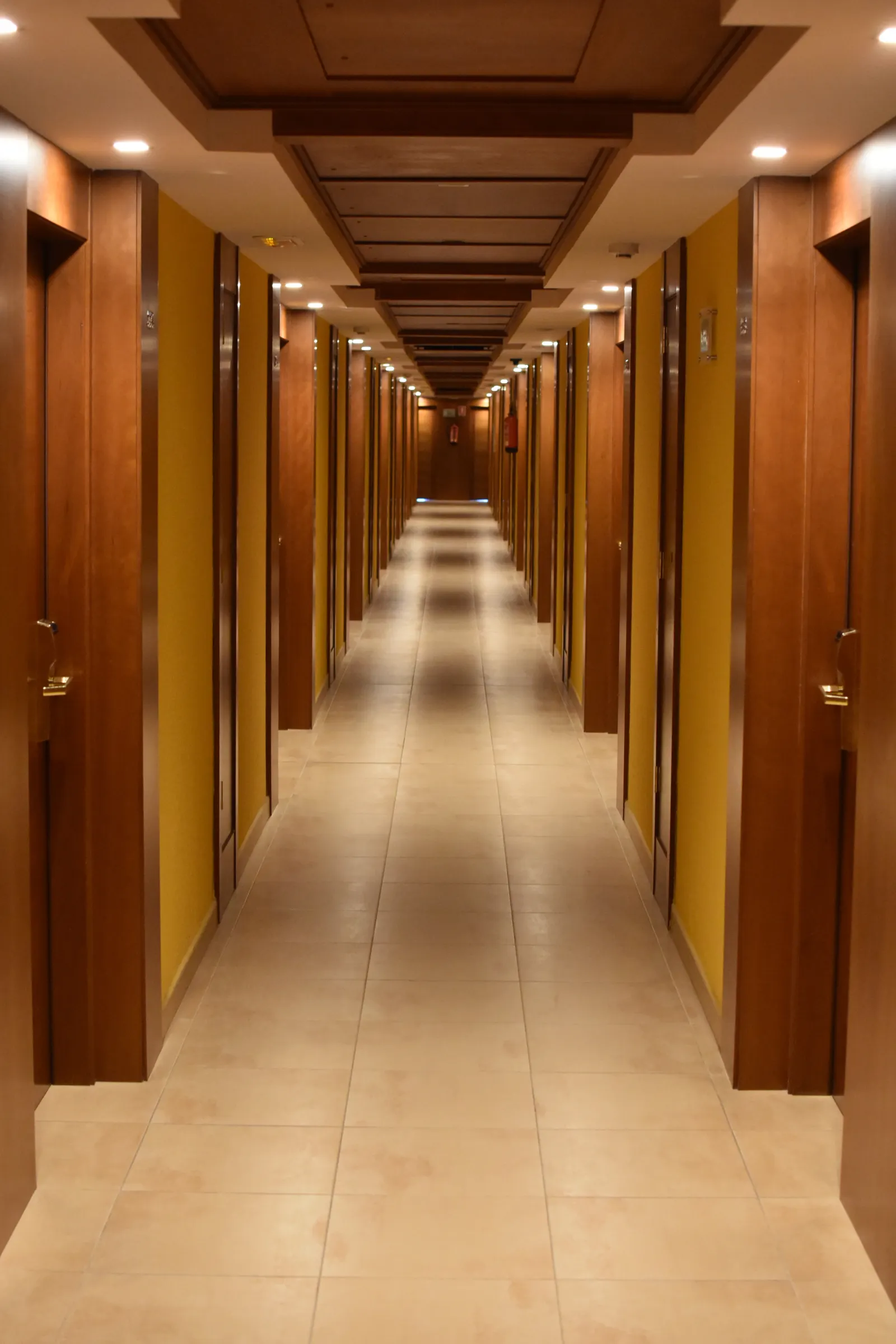 Couloir d hôtel entretenu, sol et éclairage soignés
