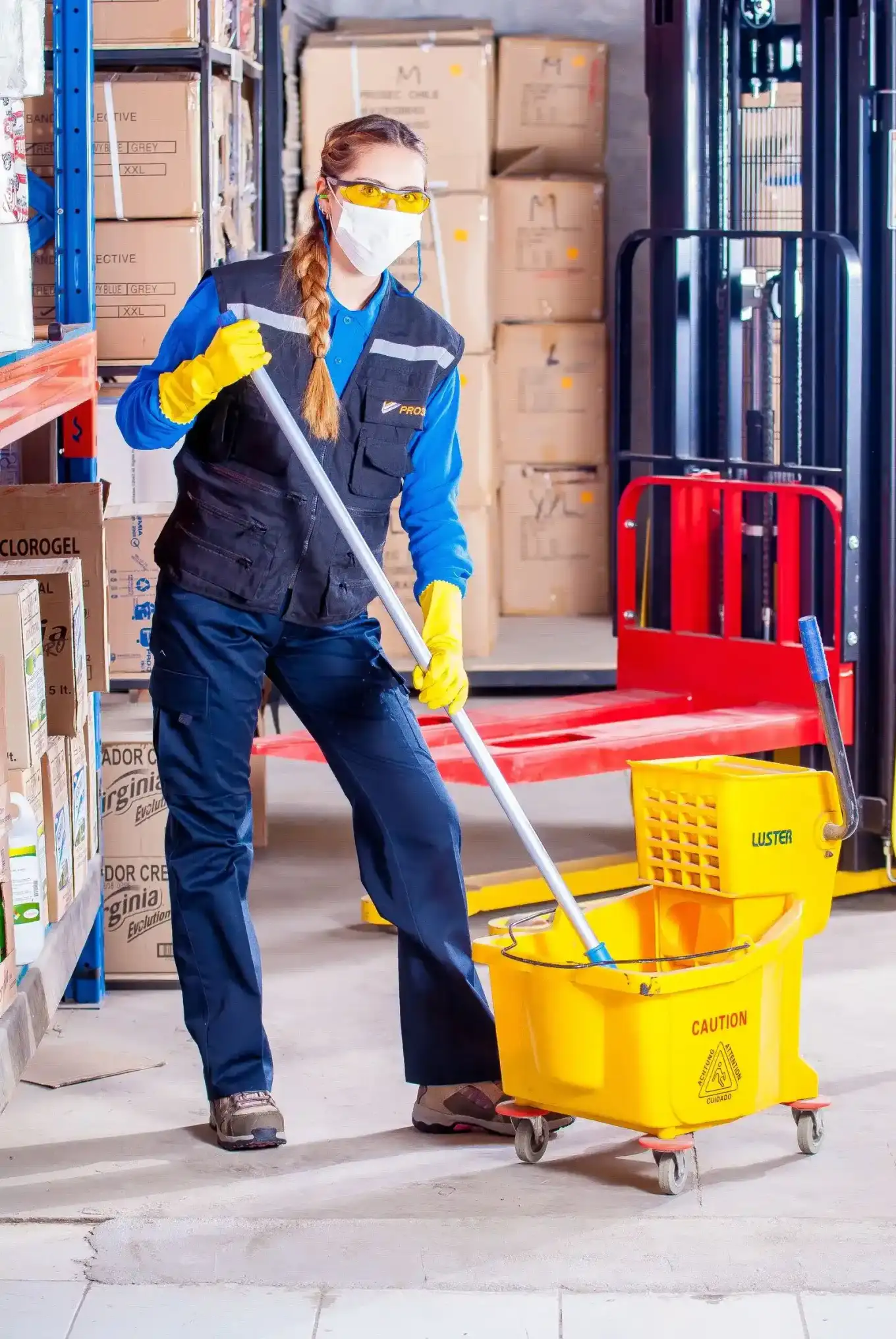 Agent ERASIC en tenue de travail lors d'un entretien de locaux professionnels