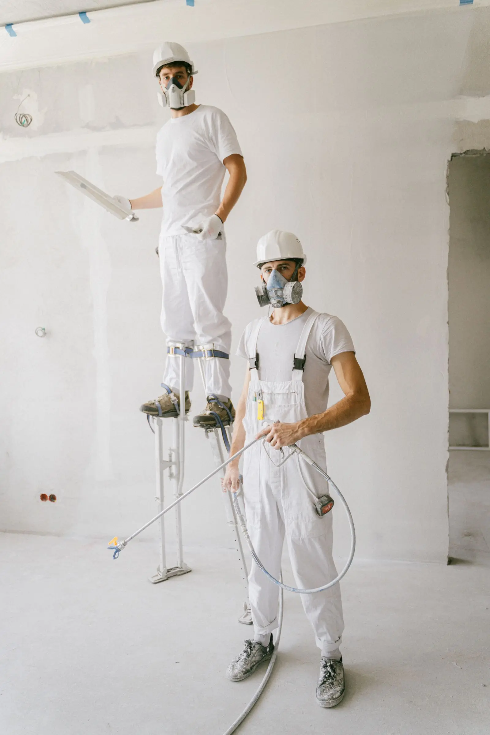 Peintres ERASIC en combinaison sur un chantier de rénovation