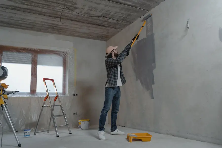 Chantier de peinture protégé avant application, bâches et préparation des supports